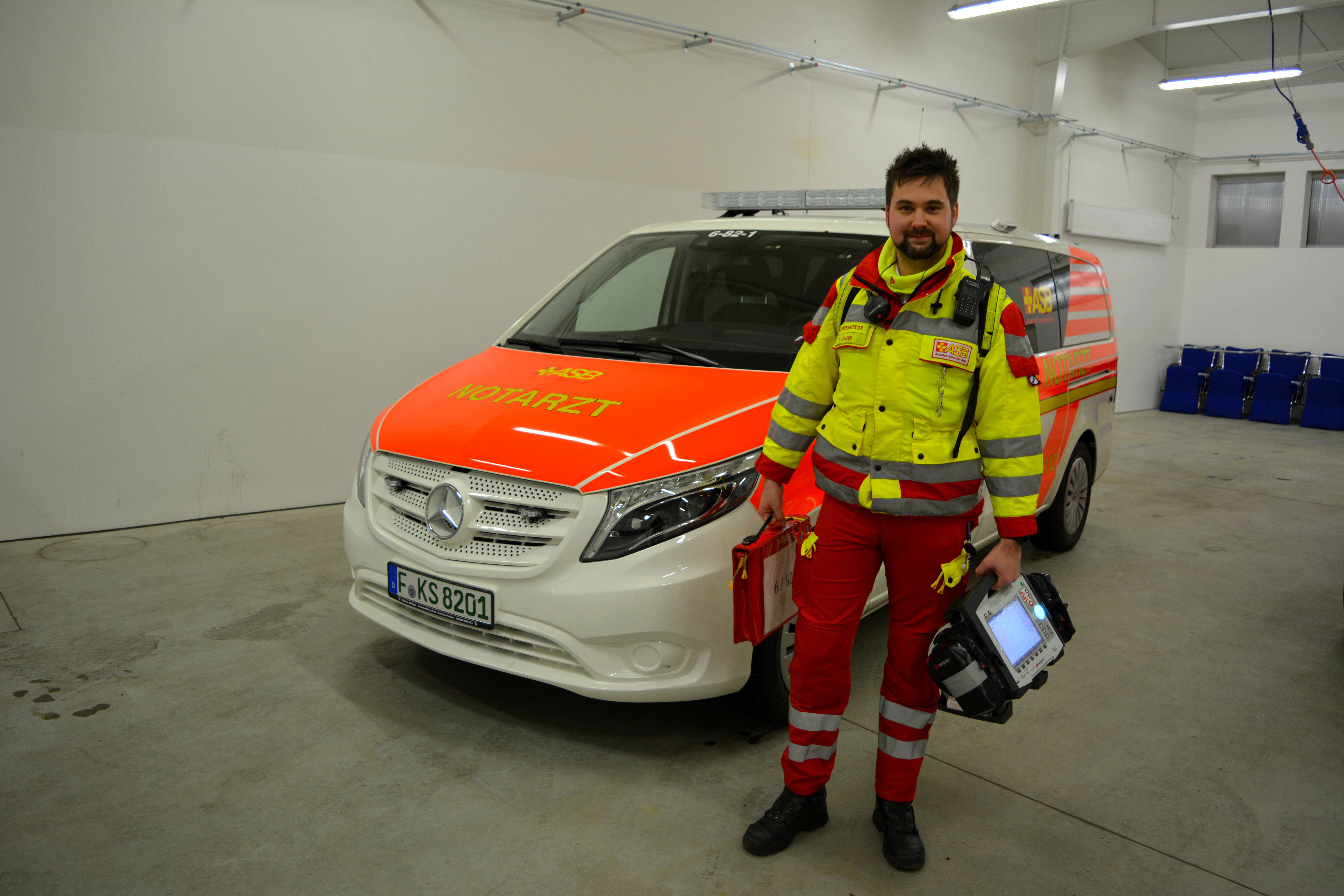 Neues Notarzt-Einsatzfahrzeug in Dienst gestellt: Interview mit Rettungssanitäter Marvin Jakobi