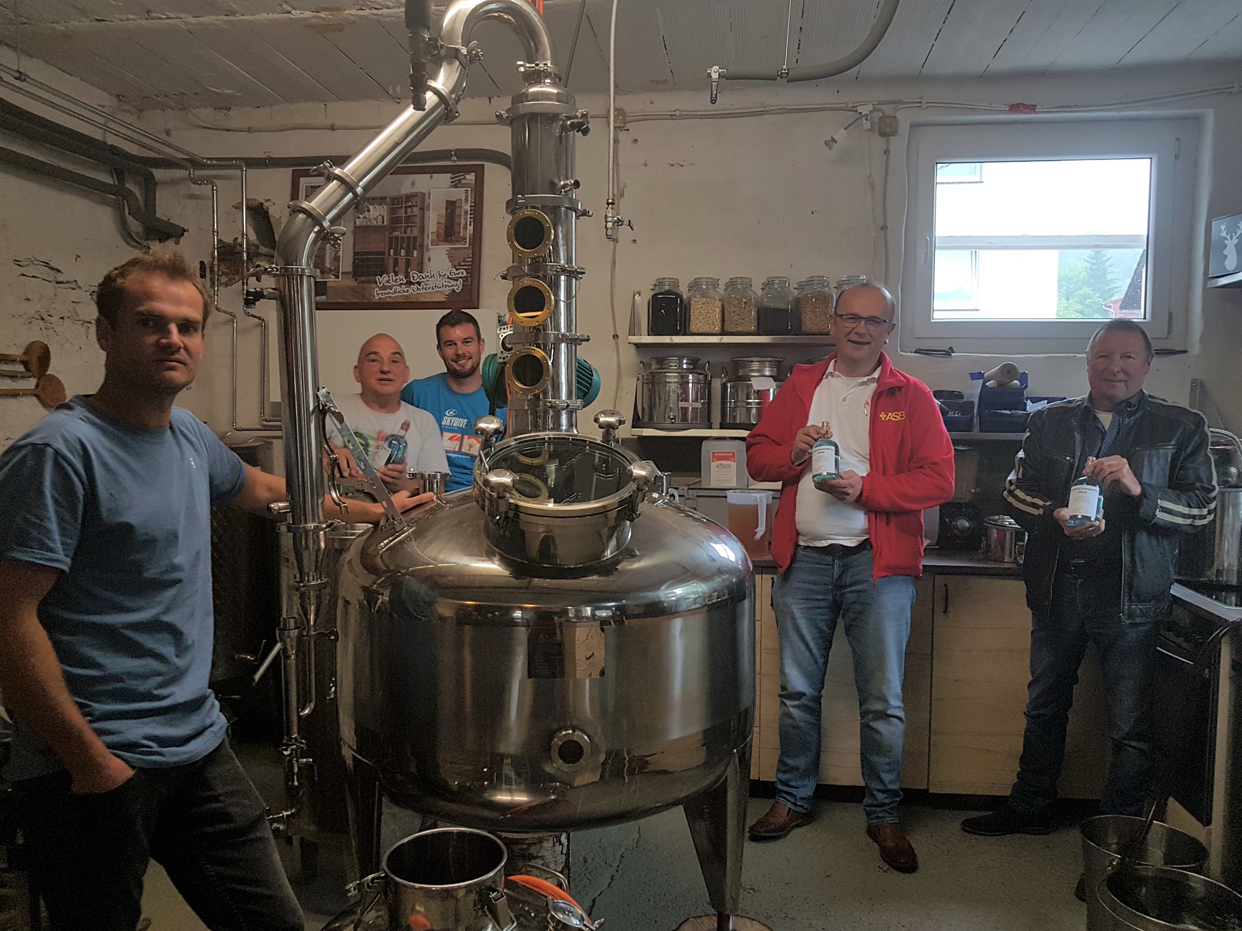 Diemelstrand-Destillerie „Fieldfare“ in Ostheim spendet 25 Liter Händedesinfektionsmittel an den ASB Regionalverband Kassel-Nordhessen