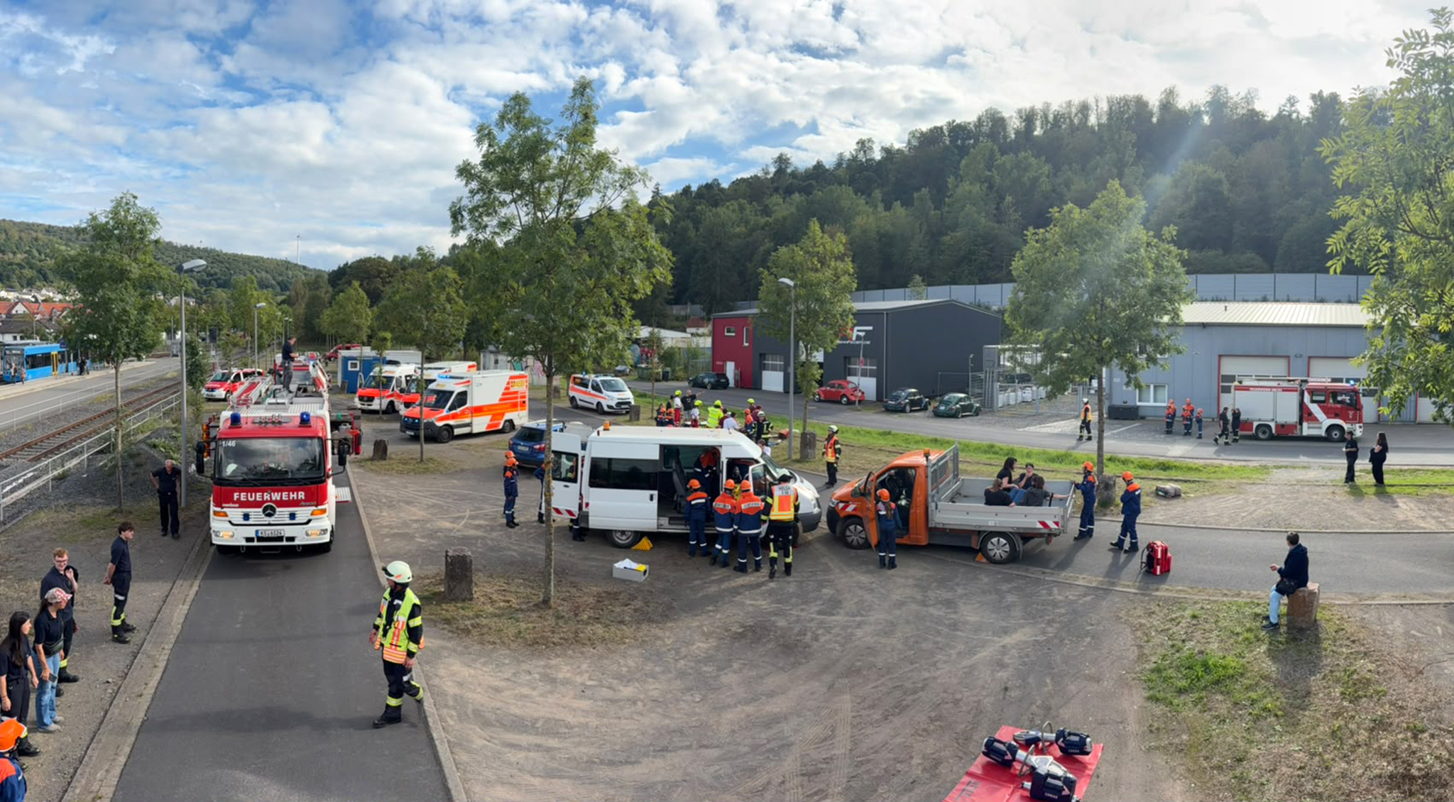 Teamwork, Einsatz und jede Menge Praxis | Berufsretterwochenende der ASJ und der Jugendfeuerwehren in Helsa